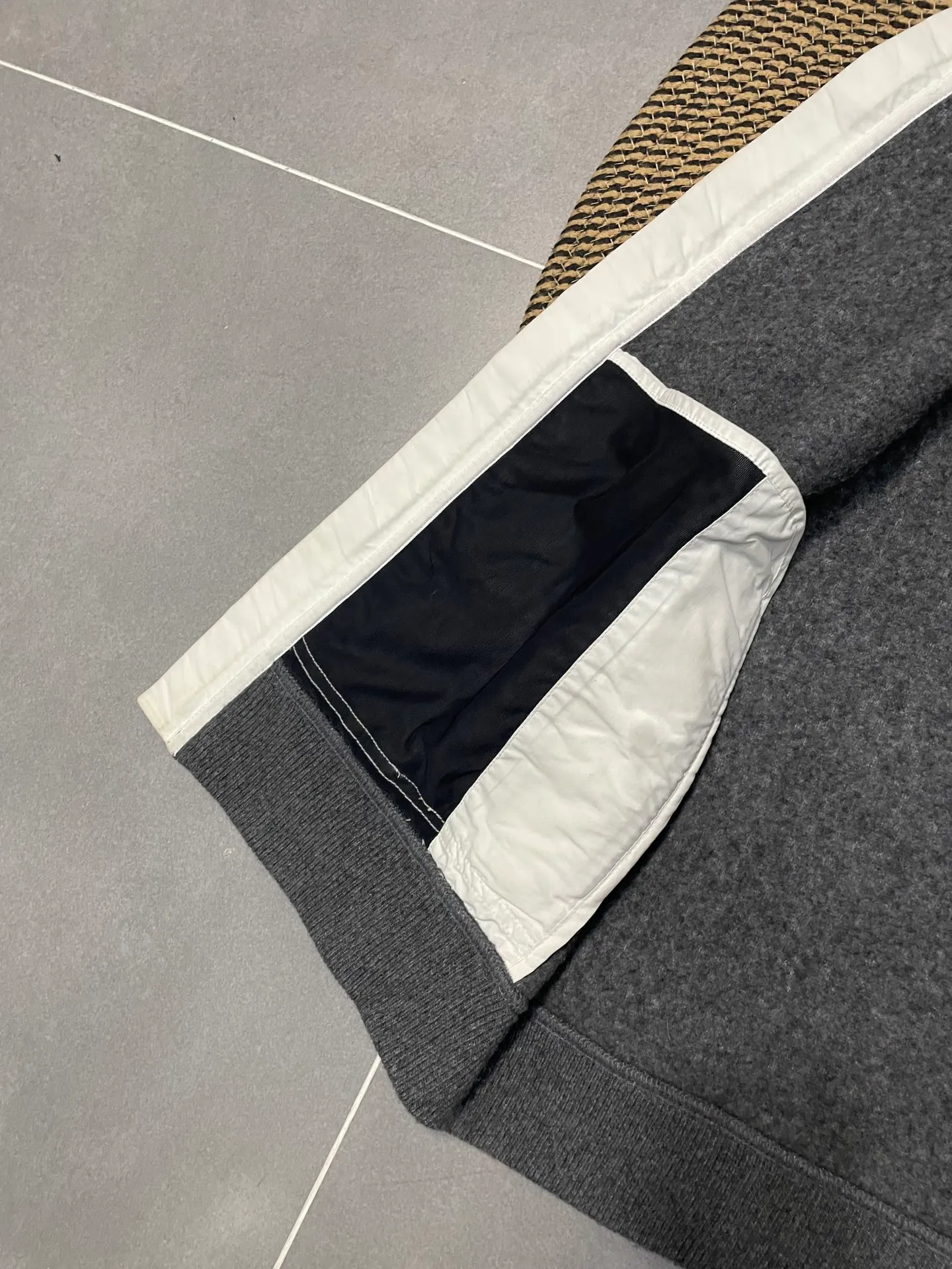 P600 Black CANADA GOOSE/Canada Goose Autumn and Winter Couple's Fleece Vest Jacket 🔘Color: Black Gray Khaki Highest version Original fabric High version High quality) ⚠All details Fabric accessories craftsmanship (all 1:1 passed inspection) (The owner is a "detail monster" so the goods he makes also pay attention to details) 1⃣ Distinguish the wrong version of market goods: all go single line ❌ Our genuine 1:1 special machine presses the line (high requirements for machine workers) 2⃣ Differentiates the market from drawings and making goods. Fabric color difference is too big. You get what you pay for, not fast food. 3⃣ Differentiates the market from low-end versions to receive labels, hang tags, and wash labels. All our accessories are custom-made (approved level) 4⃣ Differentiates the market from the detail-free workmanship❌ Our workmanship: neckline, shoulder line, armholes, cuffs, hem (In order to increase the cost, we must also restore the original product: yoke taping, double needle threading🔍) Size: S-XXL